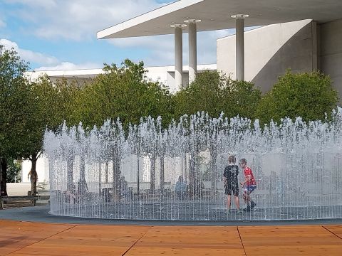 20240707_104740 Kunst-Museum Bonn begehbare Wasserfontäne.jpg